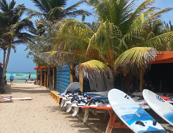 Sorobon beach, surfplank, blauwe zee, wit zandstrand