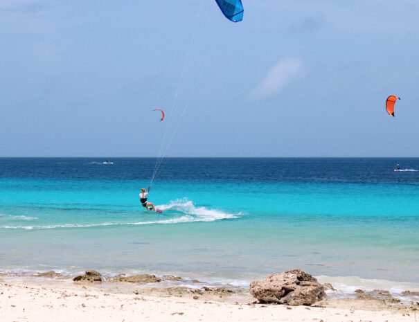 Watersport, kitesurfen, blauwe zee