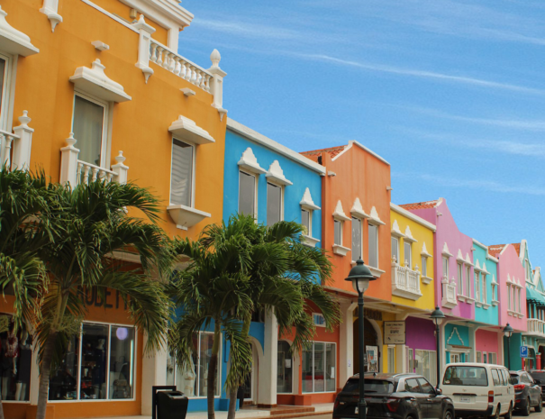 Gekleurde huisjes in Kralendijk Bonaire